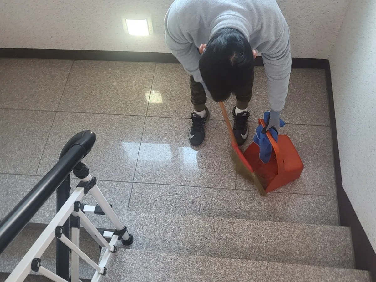 서초구 방배동 빌라 공동현관 장비 주변 정밀 위생청소 사례 - 행진크린